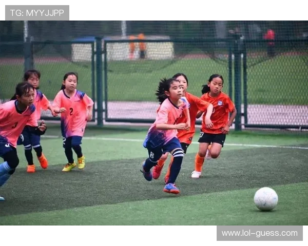 无锡市每年举办市级校园足球赛事超500场,参与学生3000多人次 无锡市每年举办市级校园足球赛事超500场,参与学生3000多人次