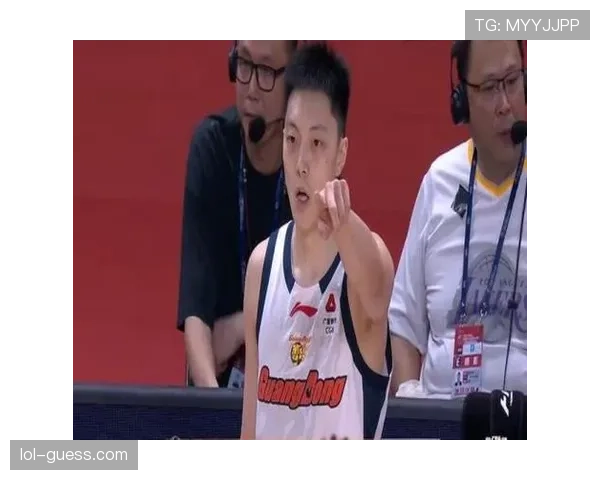 技术台回放确认，胡明轩抢断出界前最后触球，球权转换引发主帅质疑”