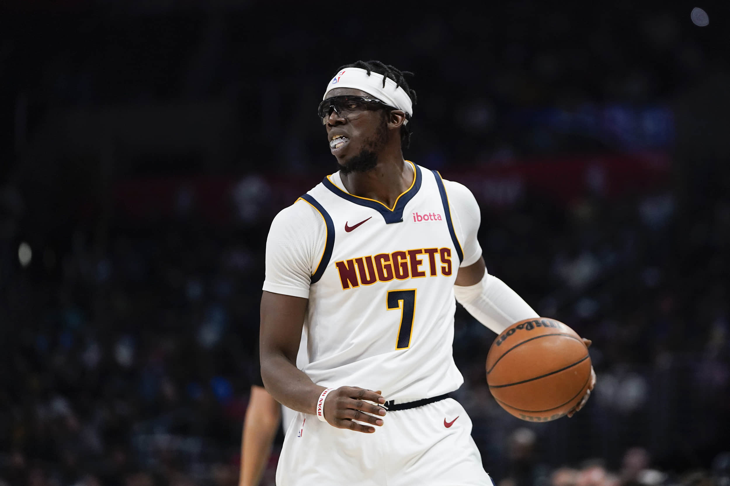 Woj：雷吉与黄蜂达成买断协议 澄清期后有望加盟76人