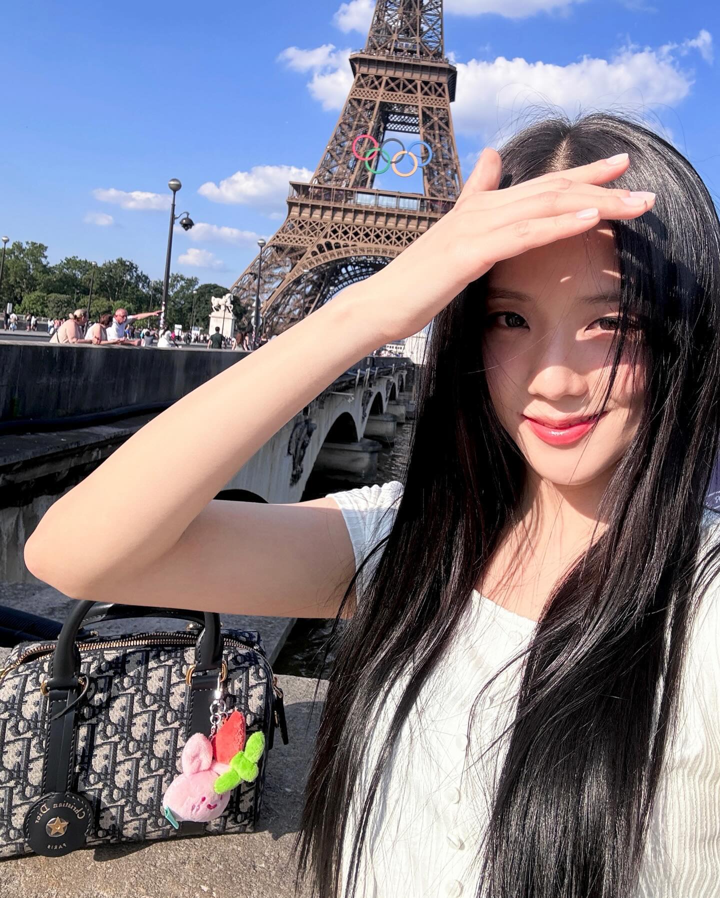 韩国知名女子组合BLACKPINK成员金智秀现身巴黎为奥运健儿加油 
