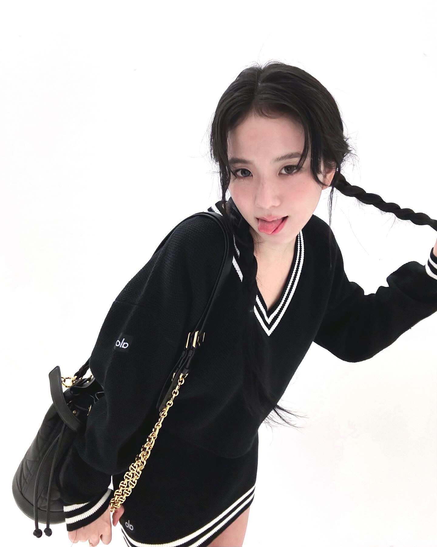 韩国知名女子组合BLACKPINK成员金智秀现身巴黎为奥运健儿加油 