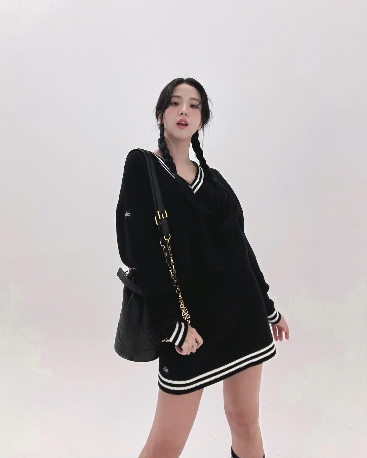 韩国知名女子组合BLACKPINK成员金智秀现身巴黎为奥运健儿加油 