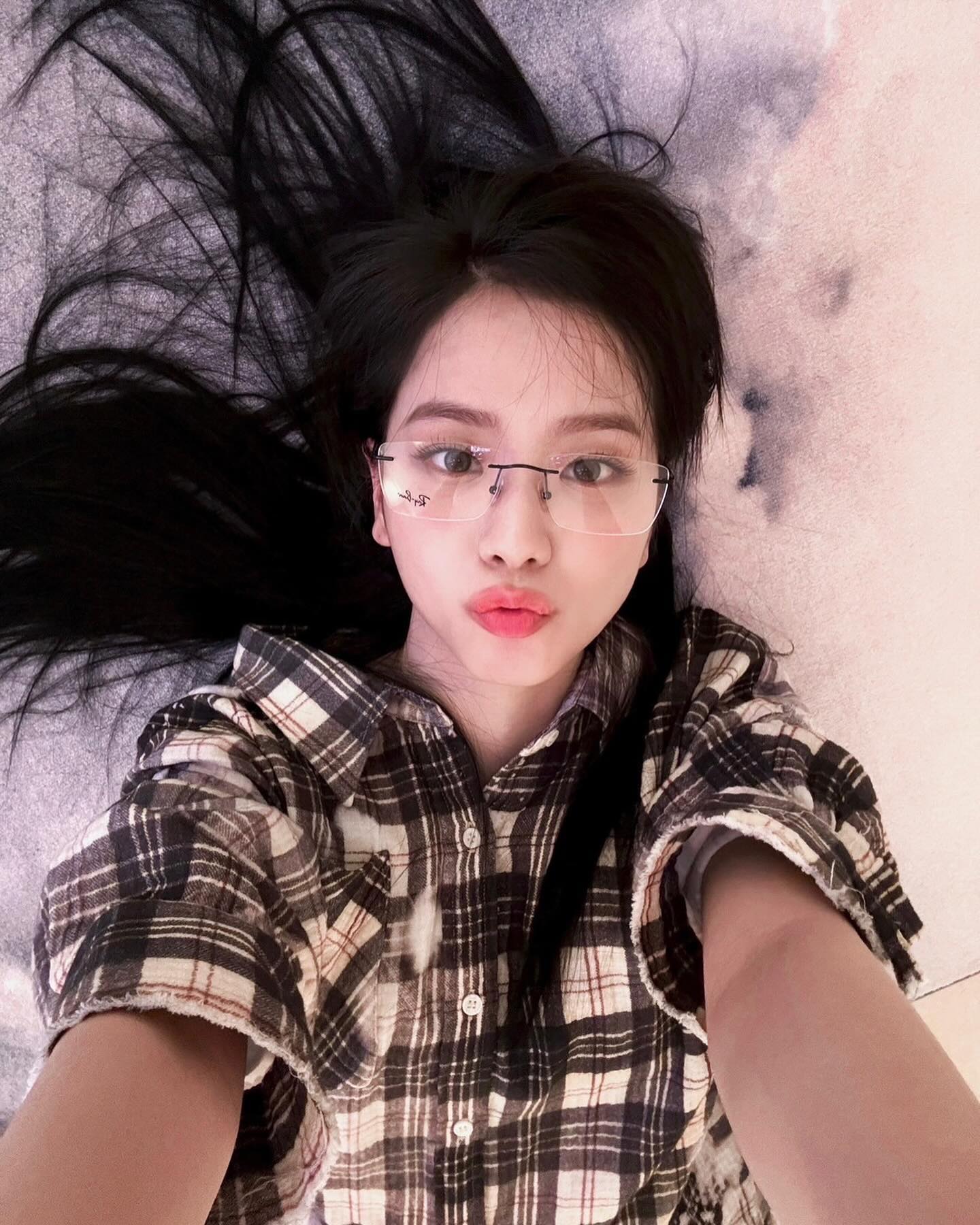 韩国知名女子组合BLACKPINK成员金智秀现身巴黎为奥运健儿加油 