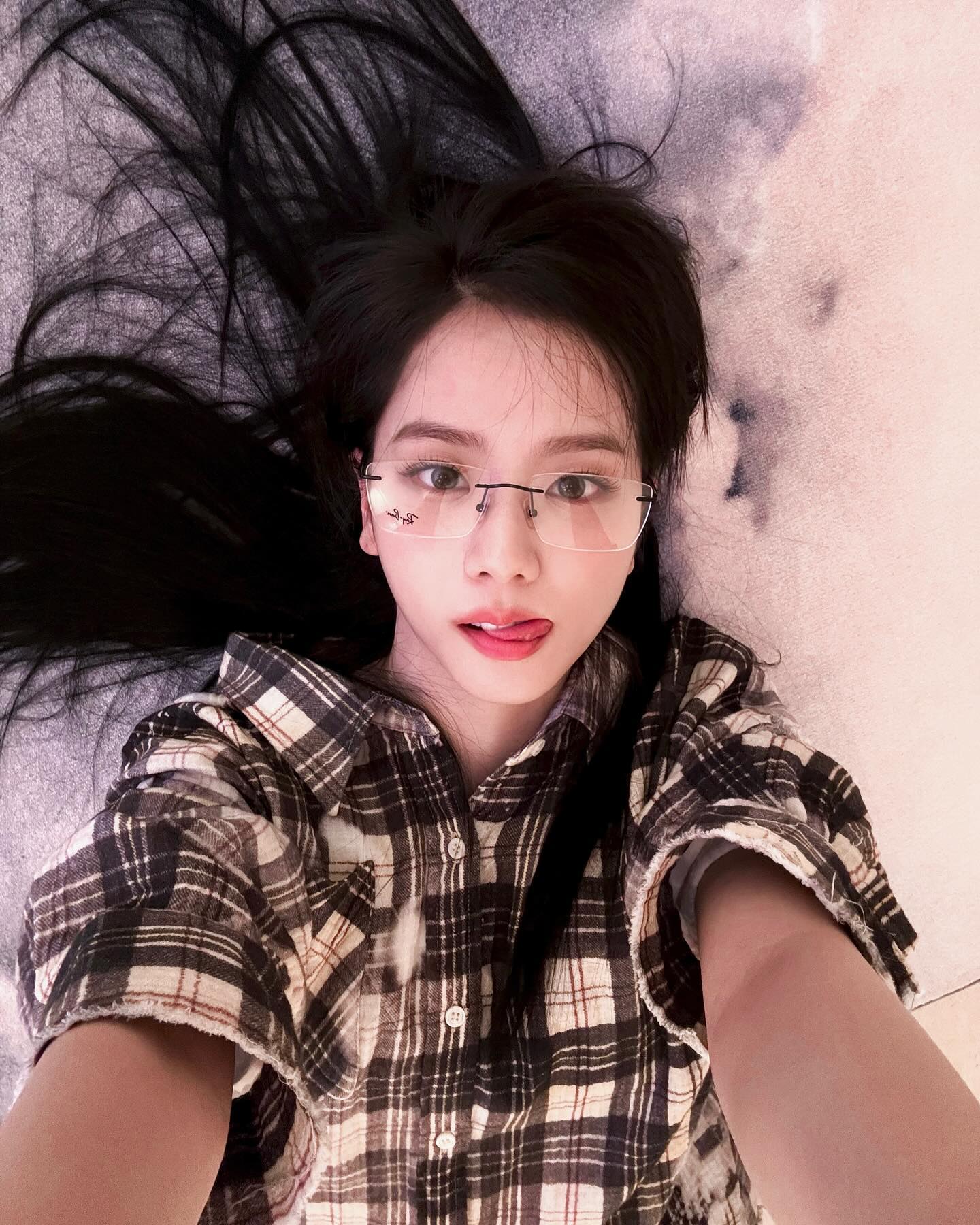 韩国知名女子组合BLACKPINK成员金智秀现身巴黎为奥运健儿加油 
