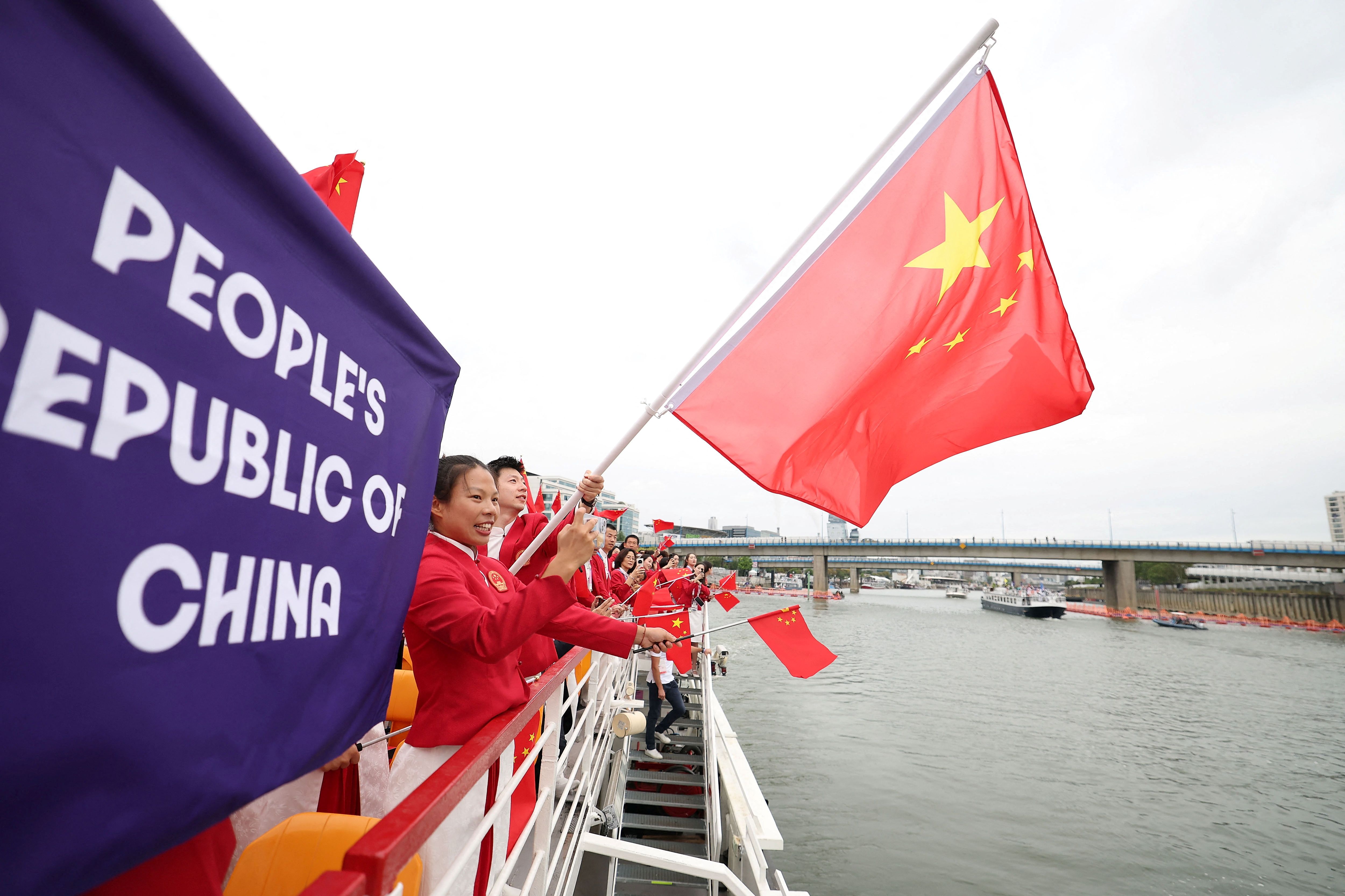 2024年巴黎奥运会开幕式：中国代表团在游轮上等待入场