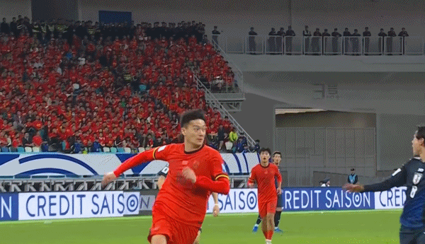 👍卡位+身体素质!23岁蒋圣龙轻松顶翻南野拓实