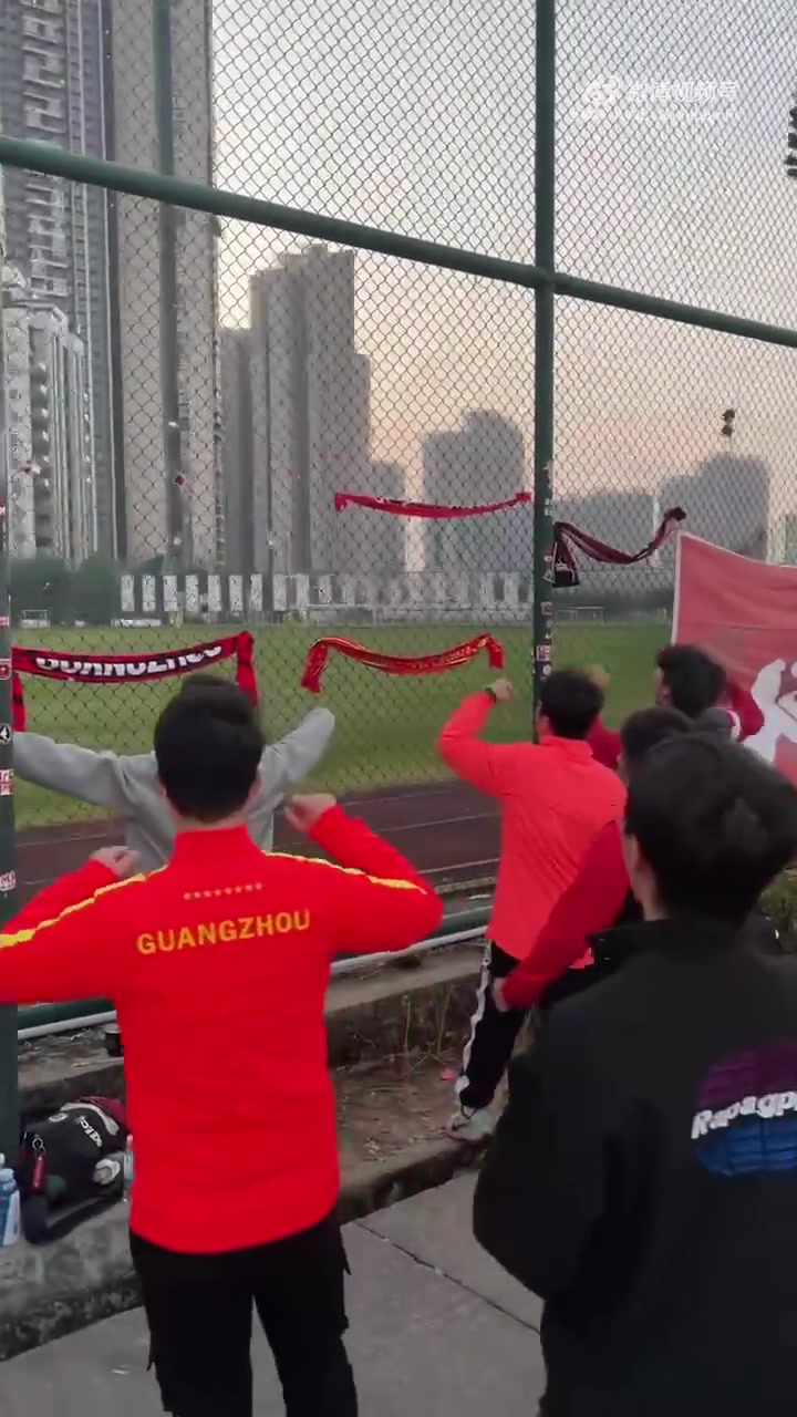 球迷聚集在广州队基地外唱歌&留言：只要心在一起球队就不会解散